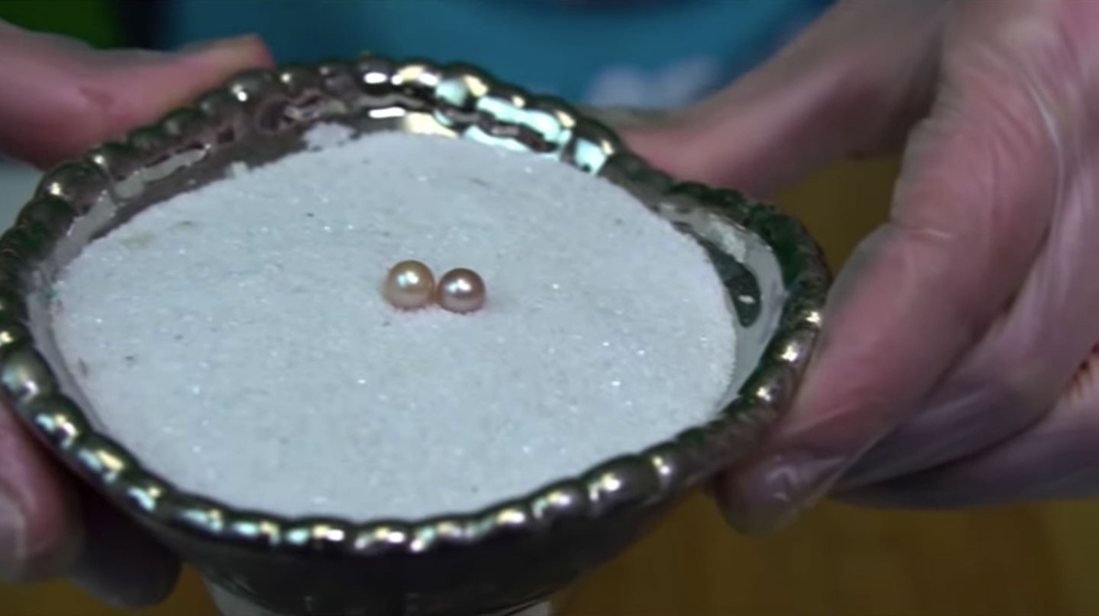 Two pearls in a dish